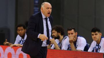 GRAFCAN052. LAS PALMAS DE GRAN CANARIA, 11/10/2020.- El entrenador del Real Madrid, Pablo Laso, durante el partido que su equipo disput&oacute; este domingo contra el Herbalife Gran Canaria en el Gran Canaria Arena, en Las Palmas de Gran Canaria. EFE/ Elvira Urquijo A.