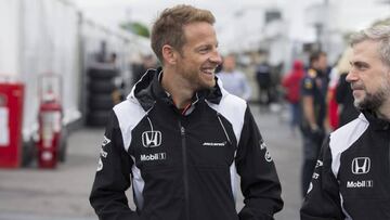 El piloto británico de Fórmula Uno, Jenson Button de McLaren-Honda en el paddock del circuito de Gilles Villeneuve en Montreal.