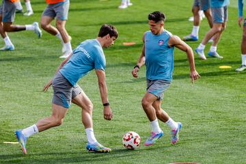 Le Normand ante Giuliano Simeone durante el entrenamiento. 