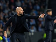 Claudio Giráldez, entrenador del Celta, realiza indicaciones a sus futbolistas durante el partido contra el Olympique de Lyon en el partido de octavos de final de la Europa League disputado en Balaídos.