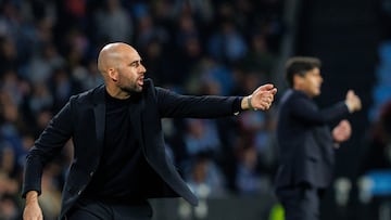 Claudio Giráldez, entrenador del Celta, realiza indicaciones a sus futbolistas durante el partido contra el Olympique de Lyon en el partido de octavos de final de la Europa League disputado en Balaídos.