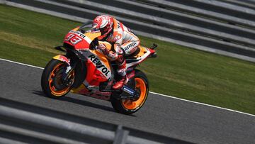 Repsol Honda Team&#039;s Spanish rider Marc Marquez rides during the third free practice session of the 2018 Thailand MotoGP at Buriram International Circuit in Buriram on October 6, 2018. (Photo by Lillian SUWANRUMPHA / AFP)