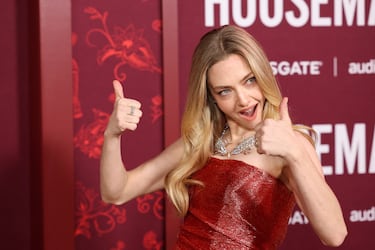 Amanda Seyfried posa en la alfombra roja de la premier de 'The Housemaid' celebrada en el Grauman's Chinese Theatre de Hollywood.