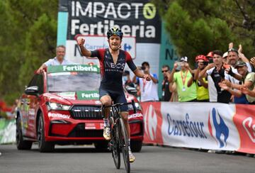 Richard Carapaz remató la escapada del día con una victoria en Peñas Blancas, el duro final de la 12ª etapa de La Vuelta 2022.