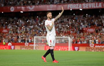 25.000 aficionados acuden al estadio Ramón Sánchez Pizjuán a la presentación de Sergio Ramos, nuevo fichaje del Sevilla.