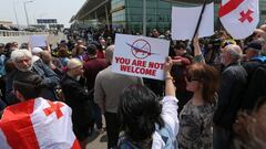 Opposition activists protest against the arrival of a plane heading from Moscow, following Georgian authorities' decision issuing a permit to Russian airline Azimuth to operate direct flights between Russia and Georgia, outside an airport in Tbilisi, Georgia, May 19, 2023. REUTERS/Irakli Gedenidze