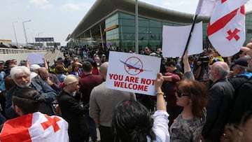 Opposition activists protest against the arrival of a plane heading from Moscow, following Georgian authorities' decision issuing a permit to Russian airline Azimuth to operate direct flights between Russia and Georgia, outside an airport in Tbilisi, Georgia, May 19, 2023. REUTERS/Irakli Gedenidze