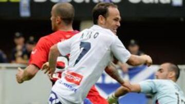 <b>IMPARABLE. </b>Codina caído y Nino pletórico, tras comprobar que su remate acaba en el fondo de la portería. La imagen resume el partido.