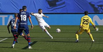 Real Madrid 2-0 Huesca | Centro de Lucas V¨¢zquez desde la derecha que recibi¨® Benzema en el segundo palo, la embolsa con el pecho y le peg¨® cruzado para batir a Andr¨¦s.