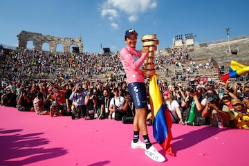 En un Giro en el que todas las quinielas apuntaban a Primoz Roglic, Vincenzo, Tom Dumoulin y Mikel Landa como favoritos, el Carapaz les sorprendió en la etapa de Courmayeur, donde además de sumar su segundo triunfo de etapa (ganó la cuarta etapa en Frascati), logró mantener la maglia rosa hasta Verona para sumar su primera grande y la última hasta la fecha para el Movistar.