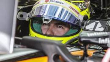 Sergio Pérez metido en su Force India durante el GP de Bahrein.