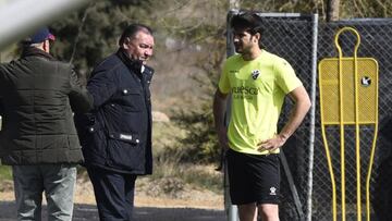 Melero, en un entrenamiento del Huesca, junto al presidente Agustín Lasaosa