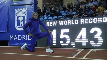 La atleta venezolana Yulimar Rojas posa con su marca de 15.43, nuevo r&eacute;cord mundial de triple salto bajo techo en el Mitin de Madrid en el Polideportivo Gallur.