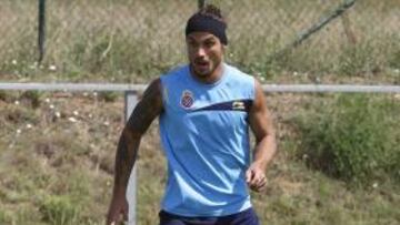 Osvaldo controla un balón.