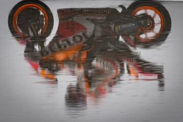 MotoGP volvi¨® a convivir con la lluvia en Portimao. El asfalto estuvo muy mojado por la ma?ana, luego
se fue secando durante una clasificaci¨®n en la que Pol se fue al suelo con la Honda cuando ten¨ªa opciones de
una buena posici¨®n en la parrilla tras ser segundo el viernes d¨ªa 22. Al final, buscar¨¢ remontar desde el d¨¦cimo puesto.