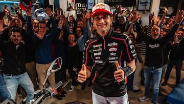 Jorge Martín, en una tienda de Aprilia en Milán.