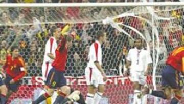 <b>PARTIDO CALIENTE. </b>Los jugadores españoles celebran el gol de Del Horno en el partido ante Inglaterra en el estadio Santiago Bernabéu.