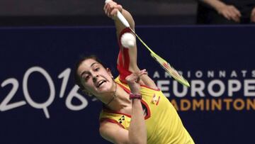 Carolina Mar&iacute;n devuelve el volante a la escocesa Kirsty Gilmour durante la final del Europeo de B&aacute;dminton.