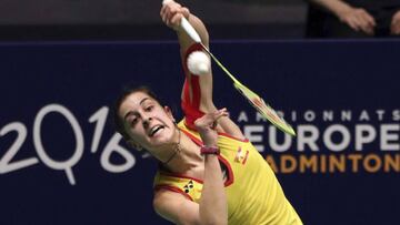 Carolina Marín devuelve el volante a la escocesa Kirsty Gilmour durante la final del Europeo de Bádminton.