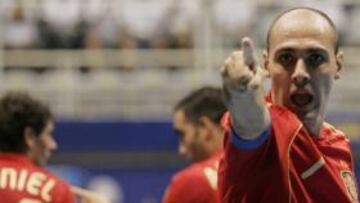 <b>SIGUIENTE RONDA.</b> La selección española se clasificó para la segunda fase del Mundial de Fútbol Sala de Brasil tras superar con más apuros de los previstos a Uruguay por 3-0, gracias a dos tantos conseguidos por Fernandao y otro de Javi Rodríguez.