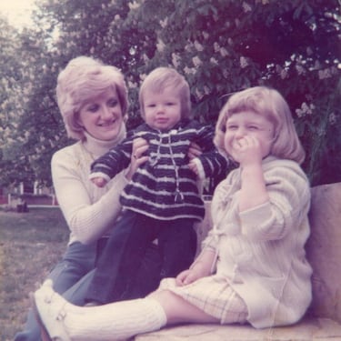 David Beckham con su madre y su hermana. 