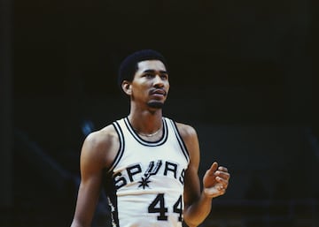 <b>- Años en la NBA:</b> 1974-1986 <br> <b>- Equipos:</b> San Antonio Spurs y Chicago Bulls. <b>- Medias de su carrera:</b> 26,2 puntos, 4,6 rebotes, 2,8 asistencias. <br> <b>- Mejor temporada:</b> (1979-80) 33,1 puntos, 5,2 rebotes, 2,6 asistencias. <br> <b>- Méritos:</b> 9 veces all star, cinco veces en el Mejor Quinteto. <br> <br> Tras pasar por la ABA, se convirtió en uno de los grandes anotadores de la NBA (cuatro títulos de Máximo Anotador de una temporada) y personificó a los Spurs hasta la llegada de David Robinson y Tim Duncan a Texas. Su finger roll es uno de los movimientos más icónicos de su época. Era tan fino anotando que parecía que no le costaba ningún esfuerzo hacerlo.