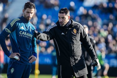 Rubén Sellés da indicaciones a Kodro.