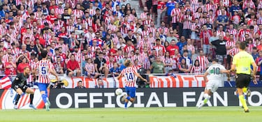 Rafa Mir remata con su botín derecho para poner tablas en el marcador. 