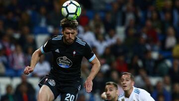 Sergi G&oacute;mez despeja el bal&oacute;n con la cabeza ante Lucas V&aacute;zquez y Jonny.