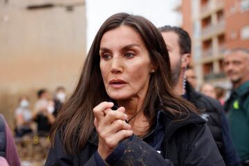  La reina Letizia, emocionada durante su visita a Paiporta este domingo.