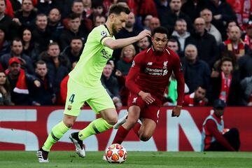 Ivan Rakitic y Trent Alexander-Arnold.