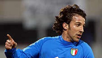 <b>Y GRACIAS.</b> Del Piero ha marcado el único tanto del partido. El juventino, que sólo ha jugado la segunda parte, ha logrado salvar un partido que EE UU ha merecido empatar.