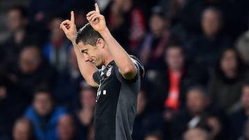 Bayern Munich's Polish forward Robert Lewandowski celebrates after scoring a second goal during the UEFA Champions League group D football match between PSV Eindhoven and Bayern Munich at the Philips Stadium in Eindhoven on November 1, 2016. / AFP PHOTO / CHRISTOF STACHE