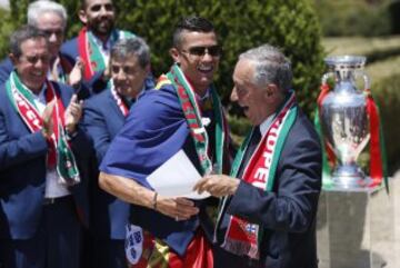 El presidente de Portugal Marcelo Rebelo de Sousa junto a Cristiano Ronaldo.