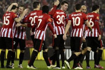 1-1. Iraola festejó el gol del empate con sus compañeros.