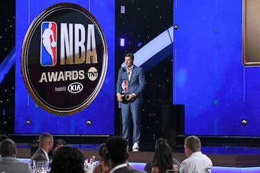 Después de su primera temporada, Luka Doncic es Rookie del Año, el segundo europeo en conseguirlo después de Pau Gasol diecisiete años antes. En una temporada que comenzó sin experiencia en Estados Unidos y con 19 años promedió 21,2 puntos, 7,8 rebotes y 6 asistencias. Con ocho triples-dobles (el primero, el 21 de enero de 2019) y debate sobre si tendría que haber sido ya all star. La adaptación ha sido un rotundo éxito y el futuro se ilumina.