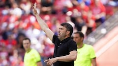 Eduardo Coudet da indicaciones a los jugadores del Celta durante el partido en Los C&aacute;rmenes contra el Granada.