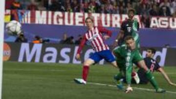 Torres dispara al palo.