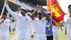 Sri Lanka&#039;s captain Angelo Mathews (C) and teammates celebrate victory in the third and final Test match between Sri Lanka and Australia at The Sinhalese Sports Club (SSC) Ground in Colombo on August 17, 2016. / AFP PHOTO / LAKRUWAN WANNIARACHCHI