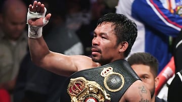 El boxeador filipino Manny Pacquiao celebra su victoria ante Keith Thurman por el título WBA del peso wélter en el MGM Grand Garden Arena de Las Vegas, Nevada.