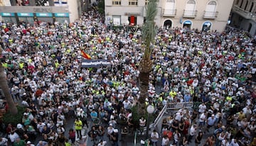 Los jugadores del Elche celebraron con la ciudad su vuelta a la categoría de plata.