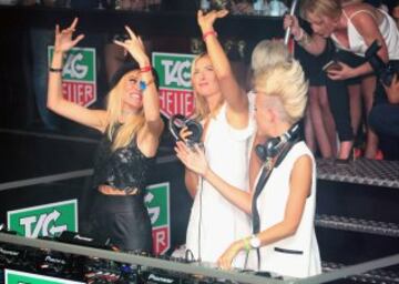 Maria Sharapova con Miriam Nervo y Olivia Nervo de NERVO en la fiesta TAG Heuer en Ms Collins en Melbourne, Australia.