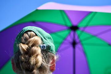 Una recogepelotas con la gorra oficial de Wimbledon.