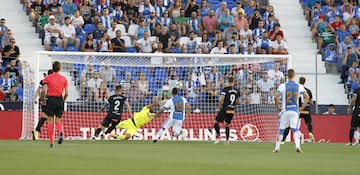 Quiso las cuitas del calendario que la siguiente temporada, la 2017-2018, el Leganés abriera en casa contra el Alavés la temporada regular. Fue el primer curso de toda LaLiga. Gabriel marcó el primer gol de aquel campeonato después de que Cuéllar le parase un penalti a Manu García. Con aquel triunfo logrado el 18 de agosto de 2017, el Leganés consiguió ponerse, aunque fuera sólo por unas horas, como líder de la categoría. Líder de Primera División.
