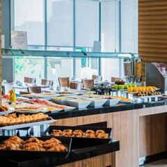 ¿Es legal llevarte comida del buffet de un hotel y cuándo puedes solicitar un picnic?