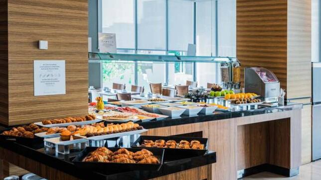 Llevarse comida del buffet del hotel: ¿es legal y puedes pedir un tupper? 10 Merca2.es Respetar las políticas del hotel
