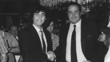 Gil estrecha la mano de Futre cuando fichó por el Atleti.