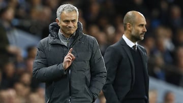 Mourinho gesticula con Guardiola al fondo durante un derbi de Manchester.