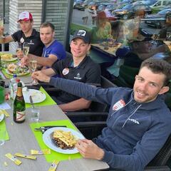 Así celebró Van der Poel su gesta: champán con... ¡patatas fritas!