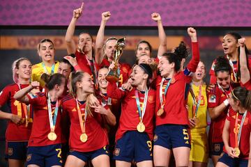 Las jugadoras españolas celebran en el podio el primer Mundial para el equipo femenino español. 